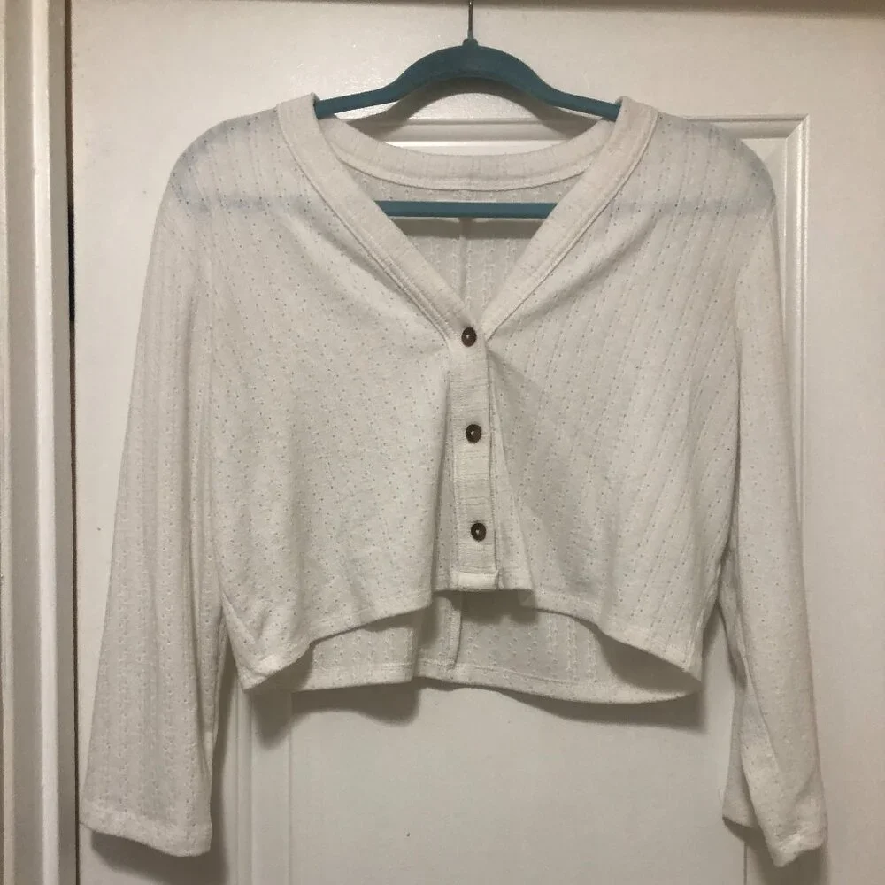 Maurices Urban Outfitters white croopped with ortoise shell buttons Size M - Picture 5 of 6